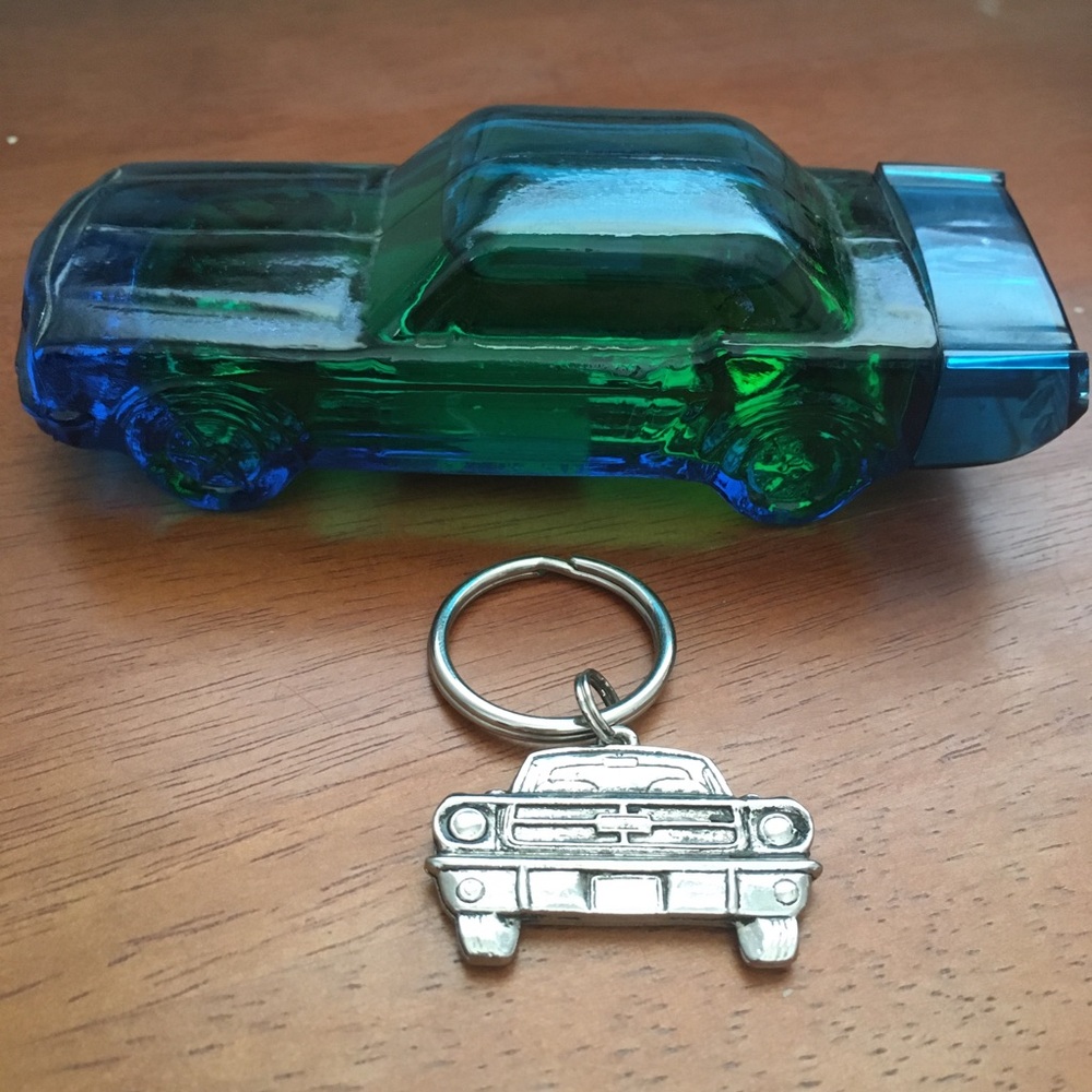 Vintage Avon 1964 Mustang Glass Decanter Tai Winds After Shave + Silver Keychain